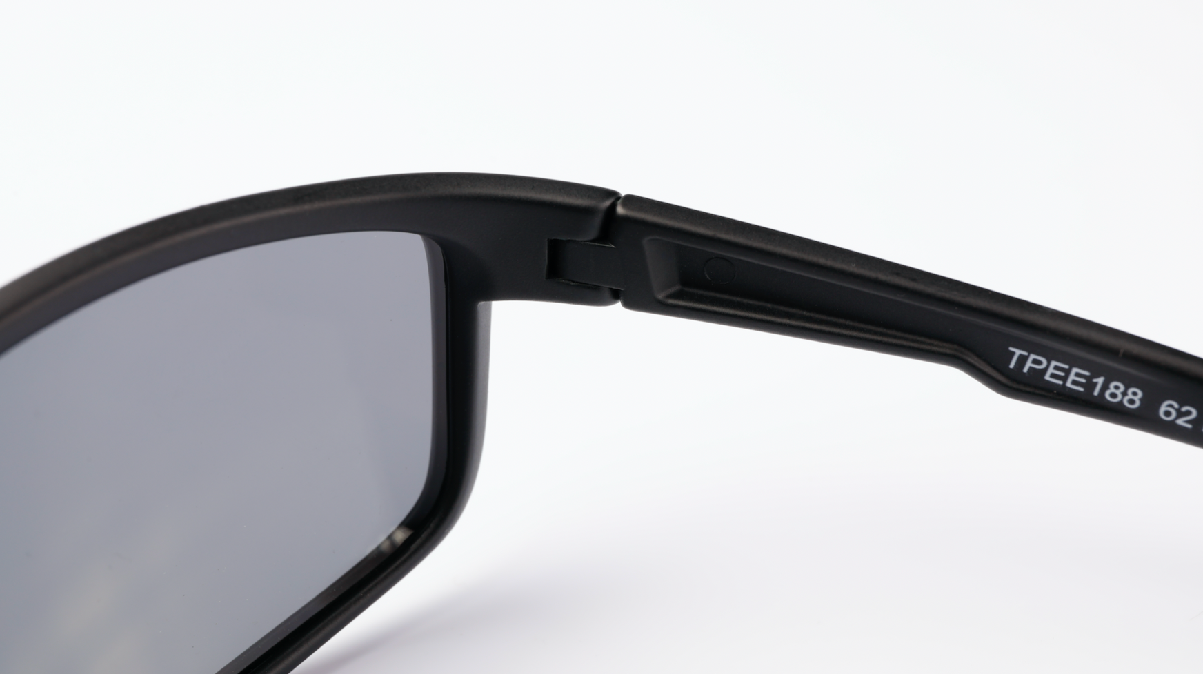 Lentes de Sol GENESIS Halle Irrompibles Negros Linea 2024